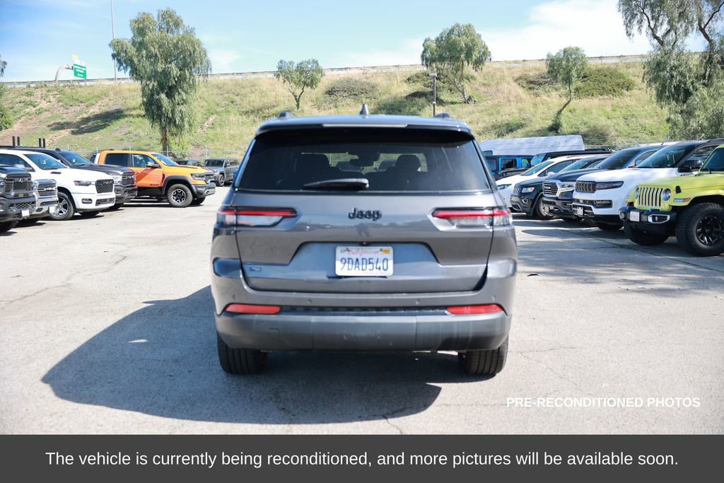 Used 2022 Jeep Grand Cherokee L Laredo image 4