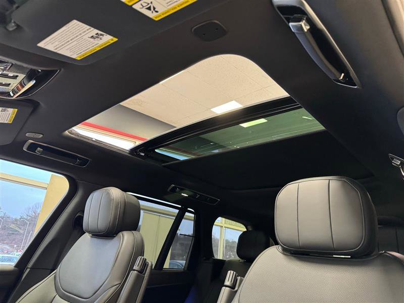 Used 2025 Land Rover Range Rover SE image 28