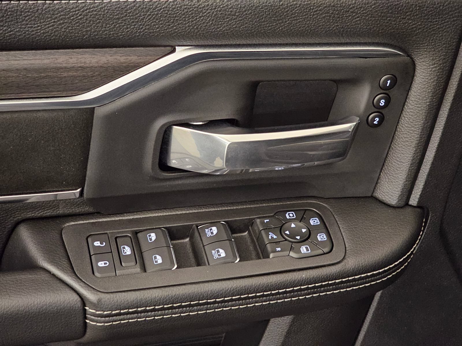 New 2026 RAM 2500 Laramie AWD/4WD image 19