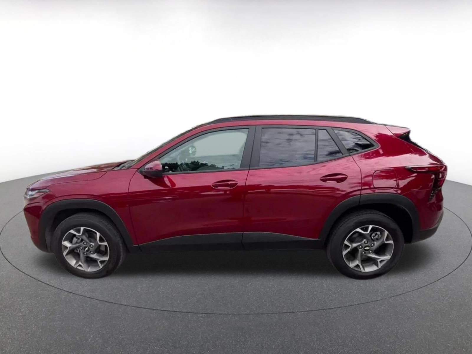 Used 2025 Chevrolet Trax LT w/ LT Convenience Package FWD image 8