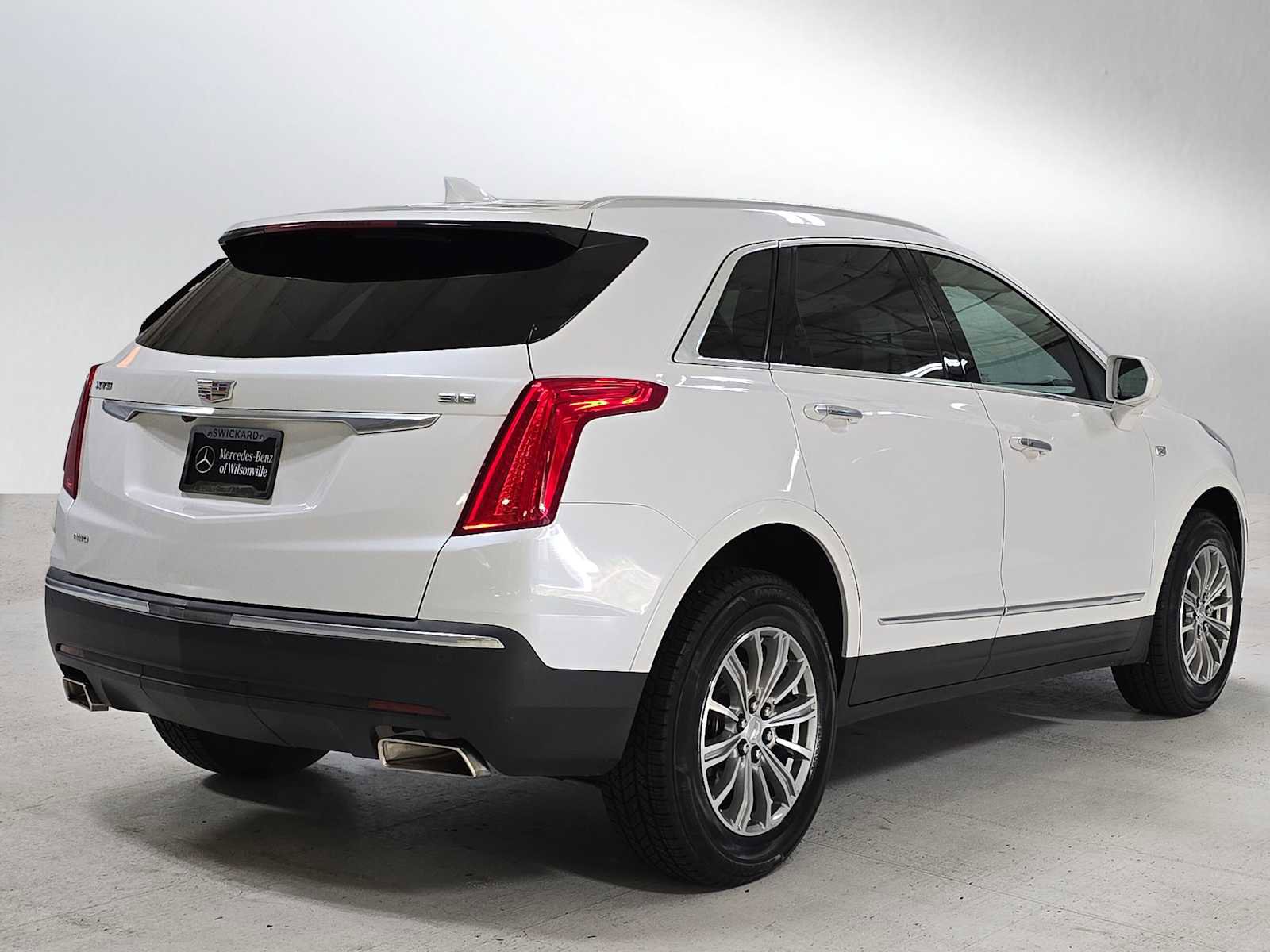Used 2018 Cadillac XT5 Luxury w/ Driver Awareness Package image 3
