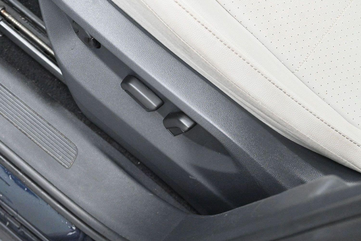 Used 2020 Volkswagen Tiguan SE w/ Panoramic Sunroof Package FWD image 14