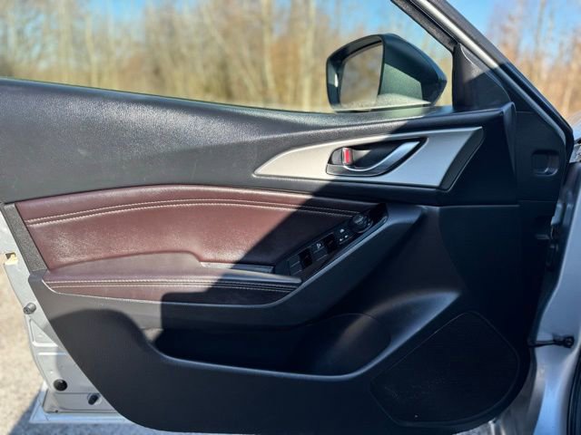 Used 2017 MAZDA MAZDA3 Touring FWD image 9