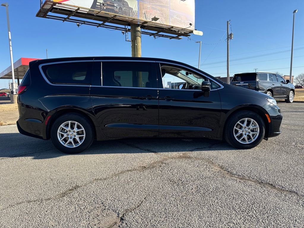 Used 2024 Chrysler Pacifica Touring-L image 7