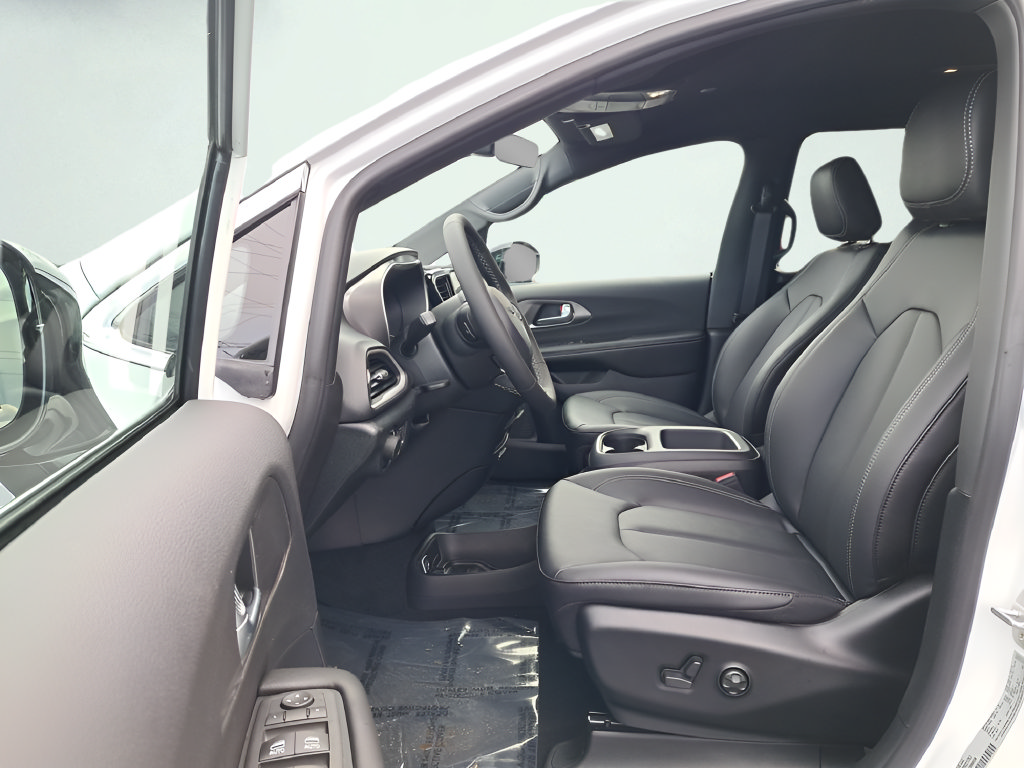 New 2026 Chrysler Voyager LX FWD image 10