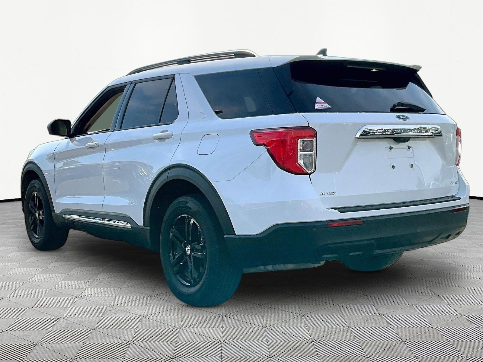Used 2023 Ford Explorer XLT AWD/4WD image 4