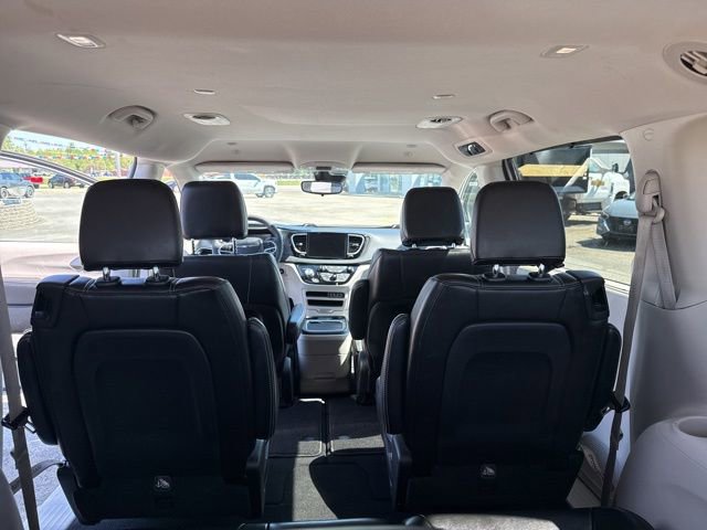 Used 2023 Chrysler Pacifica Touring-L FWD image 17