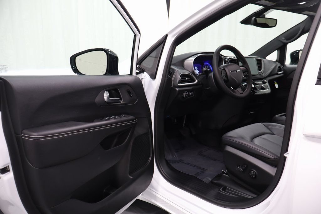 New 2026 Chrysler Pacifica Select w/ S Appearance Package FWD image 9