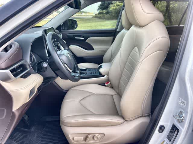Used 2022 Toyota Highlander XLE AWD/4WD image 11
