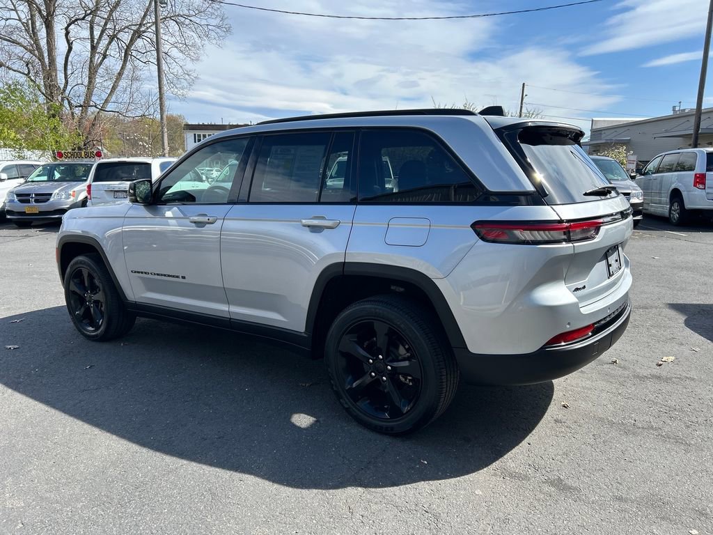 Used 2023 Jeep Grand Cherokee Altitude AWD/4WD image 6
