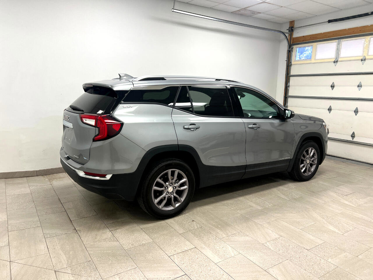 Used 2024 GMC Terrain SLT image 9