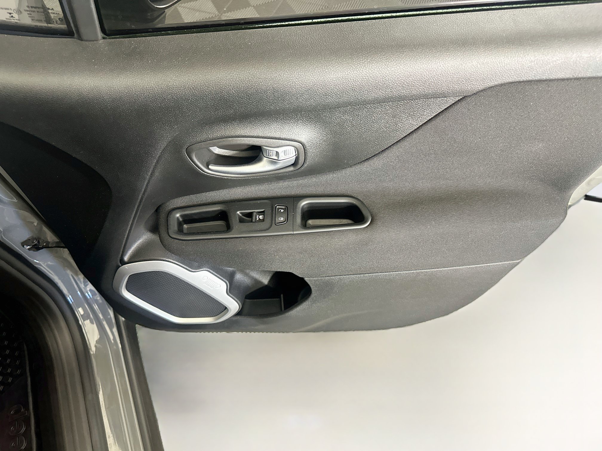 Used 2019 Jeep Renegade Latitude w/ Cold Weather Group FWD image 29