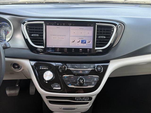 Used 2023 Chrysler Pacifica Touring-L FWD image 17