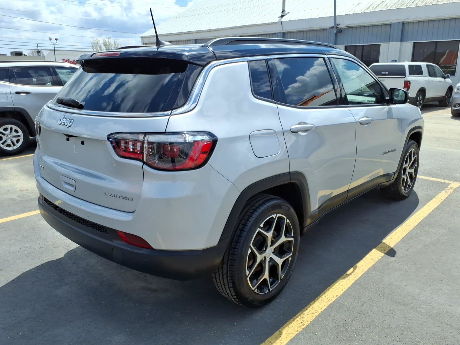 Used 2024 Jeep Compass Limited AWD/4WD image 5