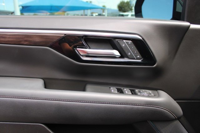 Used 2025 Chevrolet Suburban Premier image 19