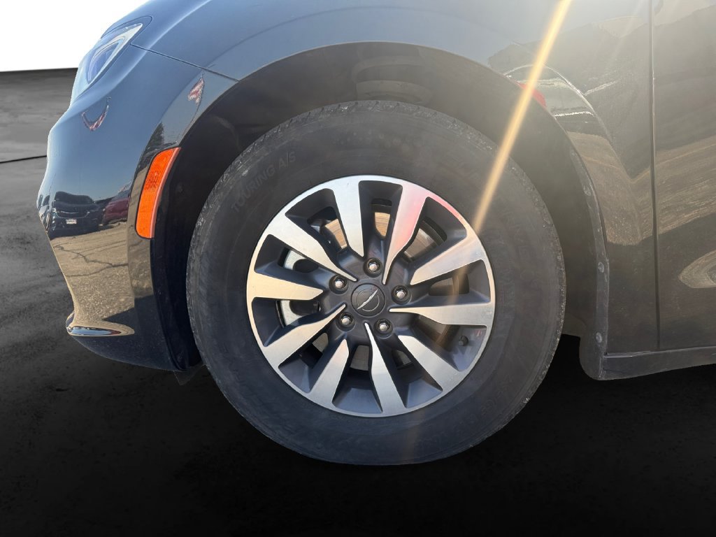 Used 2023 Chrysler Pacifica Touring-L FWD image 12