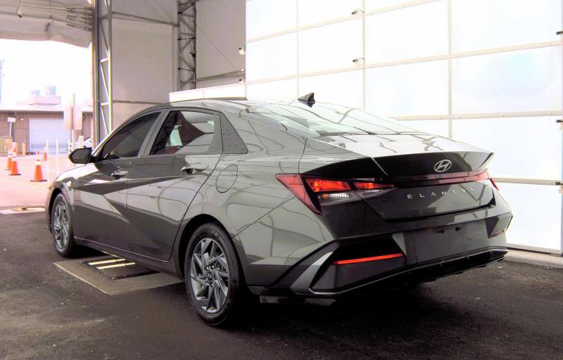 Used 2024 Hyundai Elantra SEL image 4
