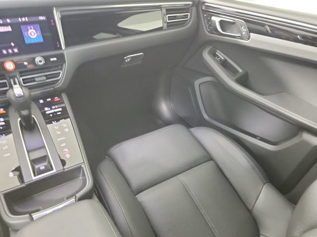 Used 2025 Porsche Macan AWD/4WD image 13