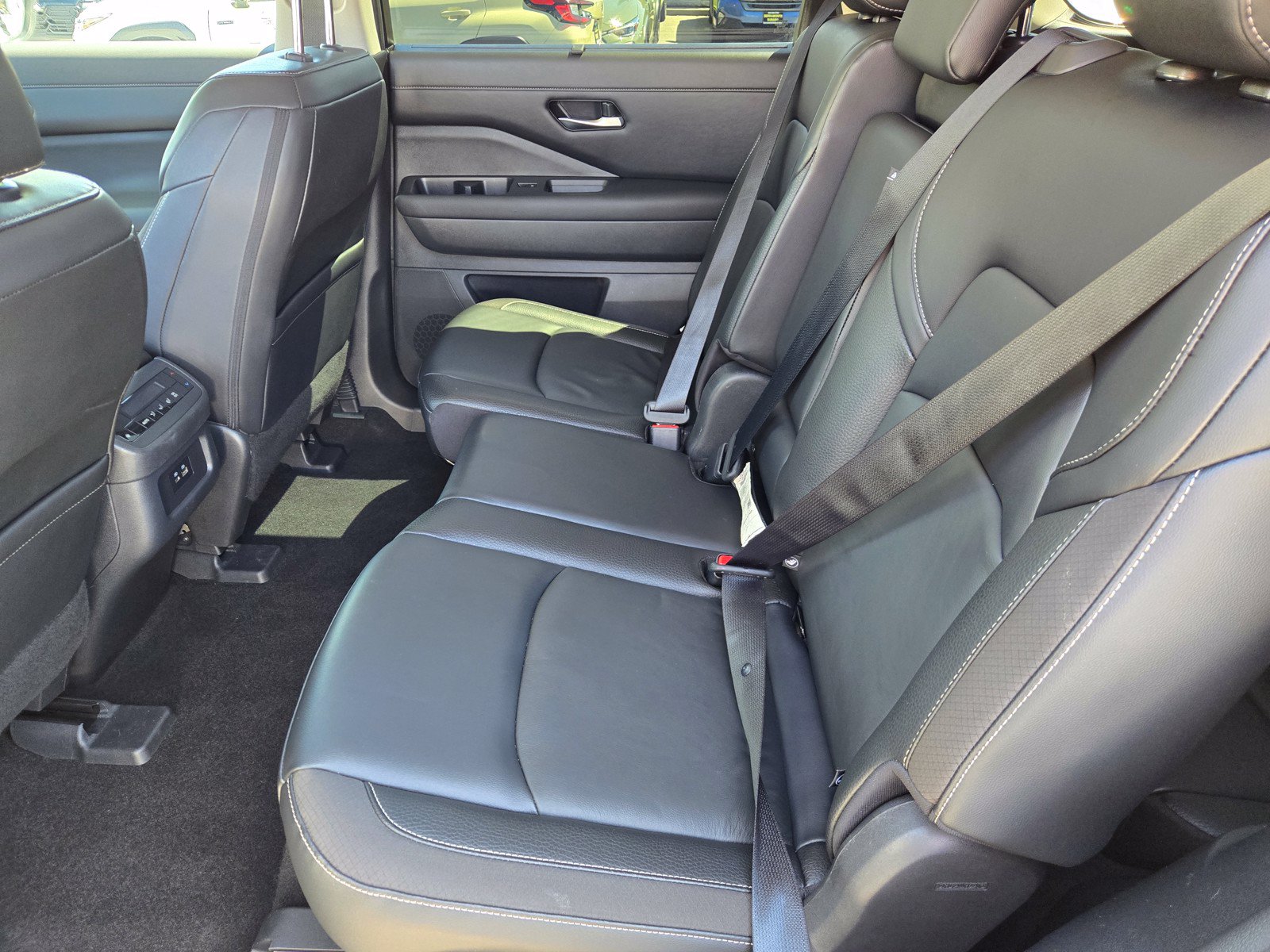 Used 2023 Nissan Pathfinder SL w/ Lighting Package (N92) FWD image 11
