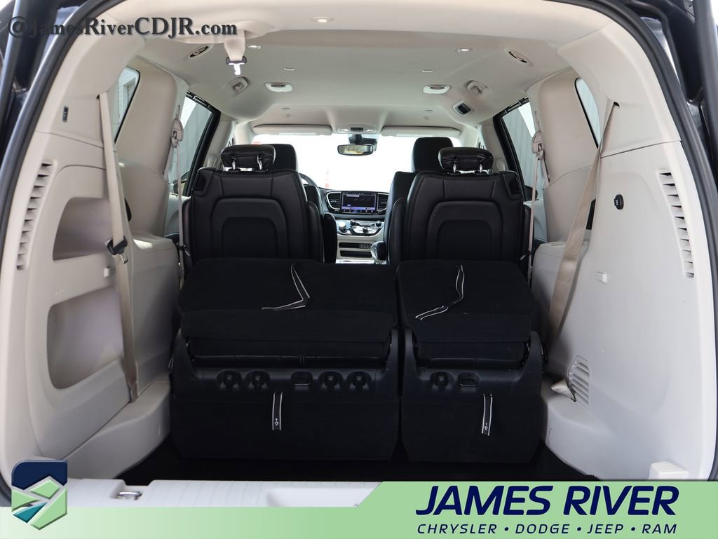 Used 2024 Chrysler Pacifica Touring-L image 14