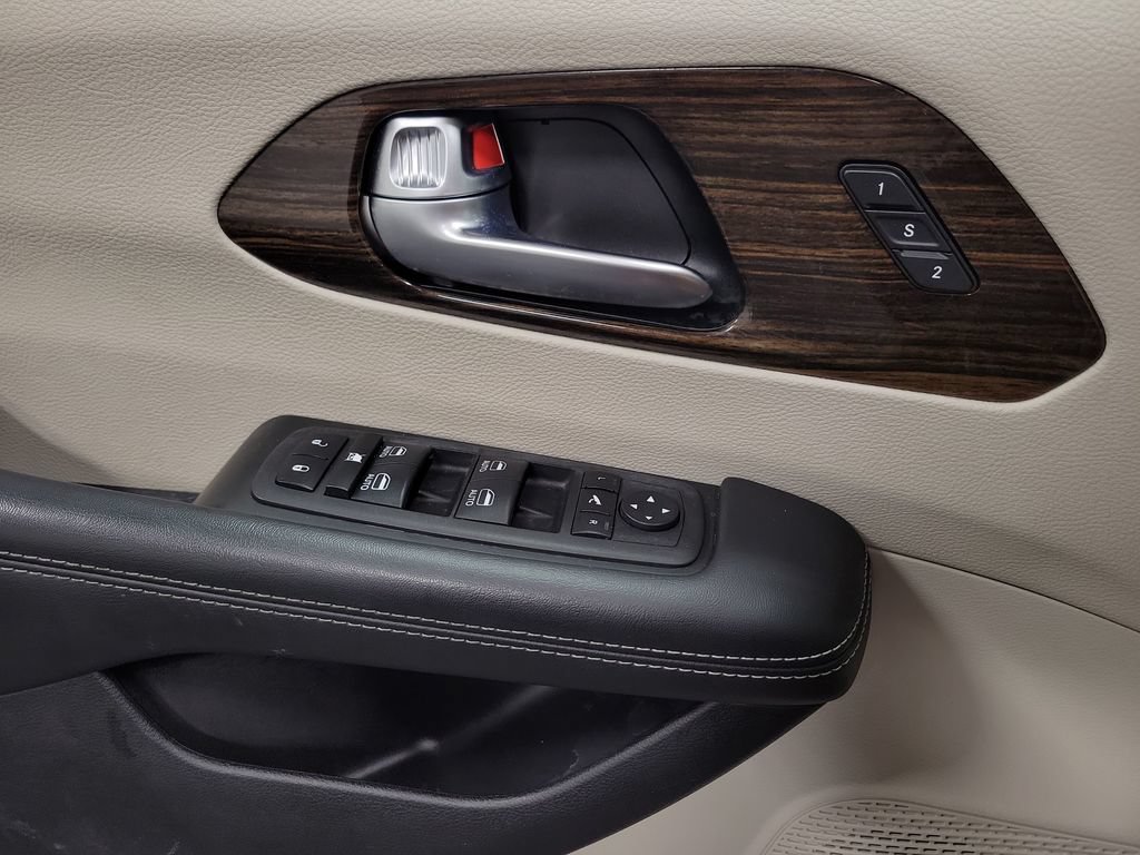 Used 2023 Chrysler Pacifica Limited FWD image 18