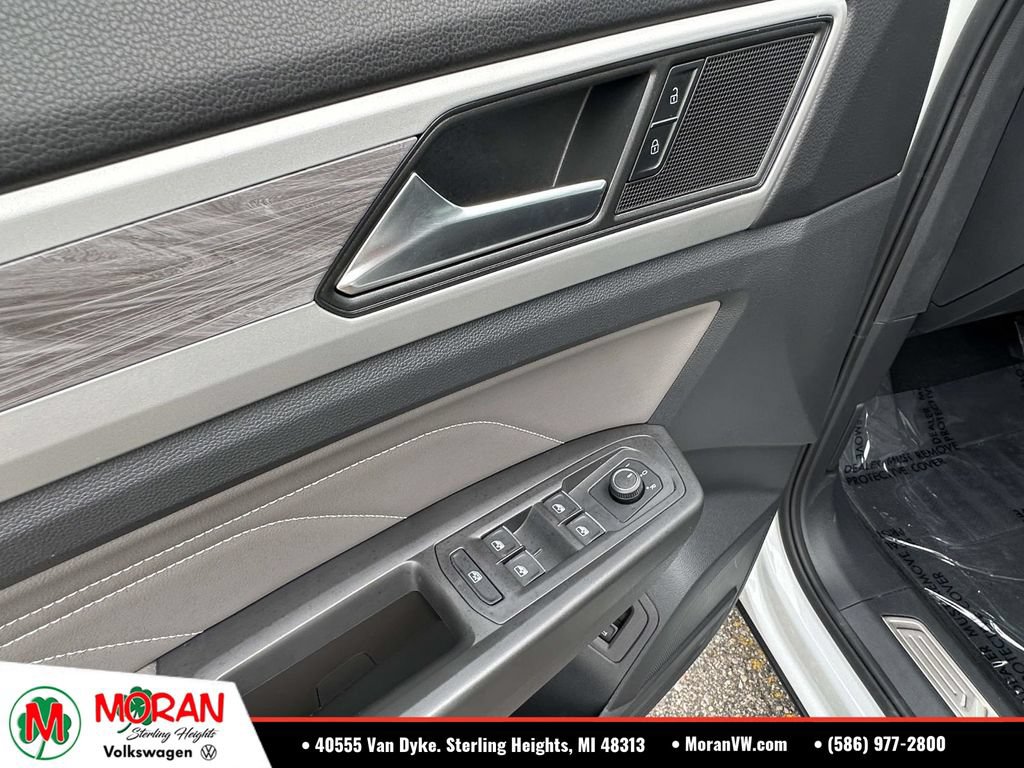 Certified 2023 Volkswagen Atlas Cross Sport SE w/ Panoramic Sunroof Package AWD/4WD image 18