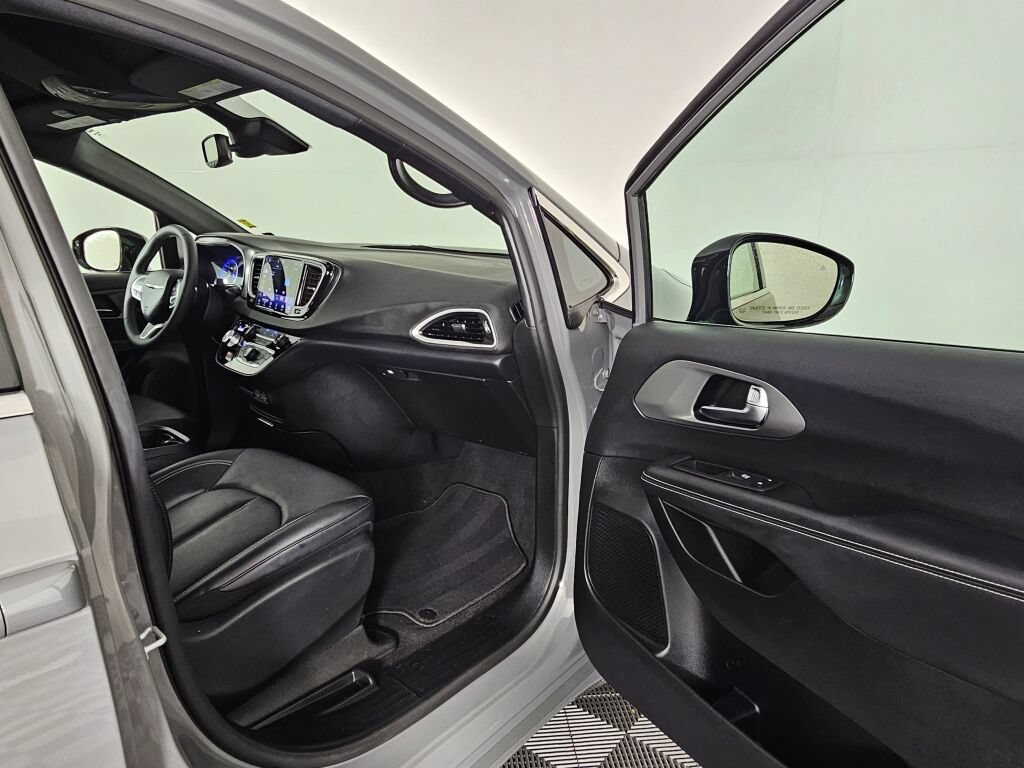 Used 2025 Chrysler Pacifica Select FWD image 37