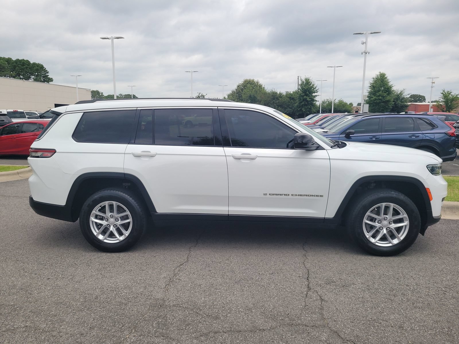 Used 2022 Jeep Grand Cherokee L Laredo w/ Luxury Tech Group I AWD/4WD image 2