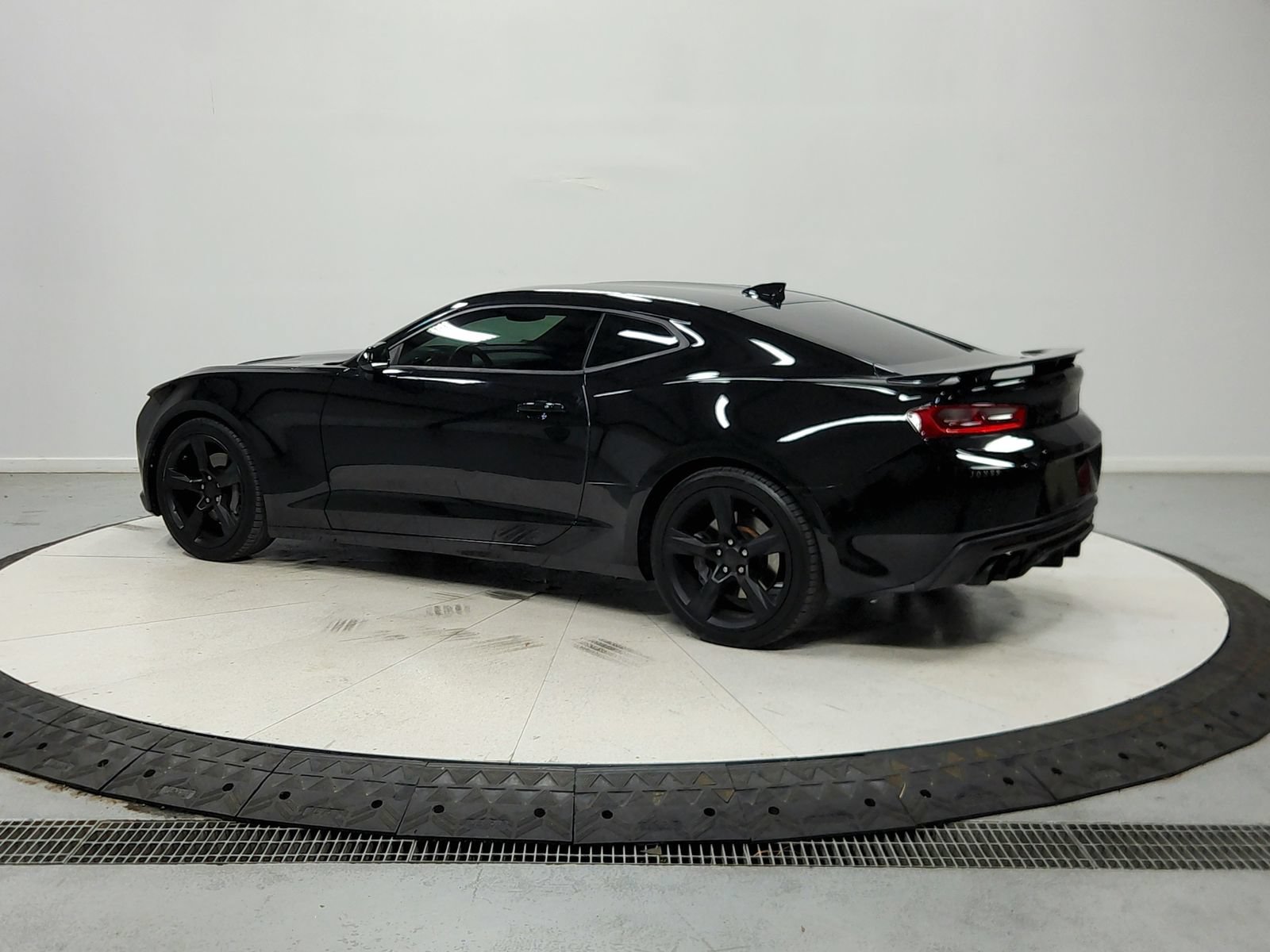Used 2016 Chevrolet Camaro SS RWD image 6
