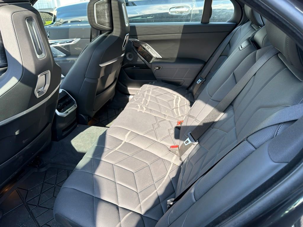 Used 2026 BMW i7 xDrive60 w/ Executive Package AWD/4WD image 6