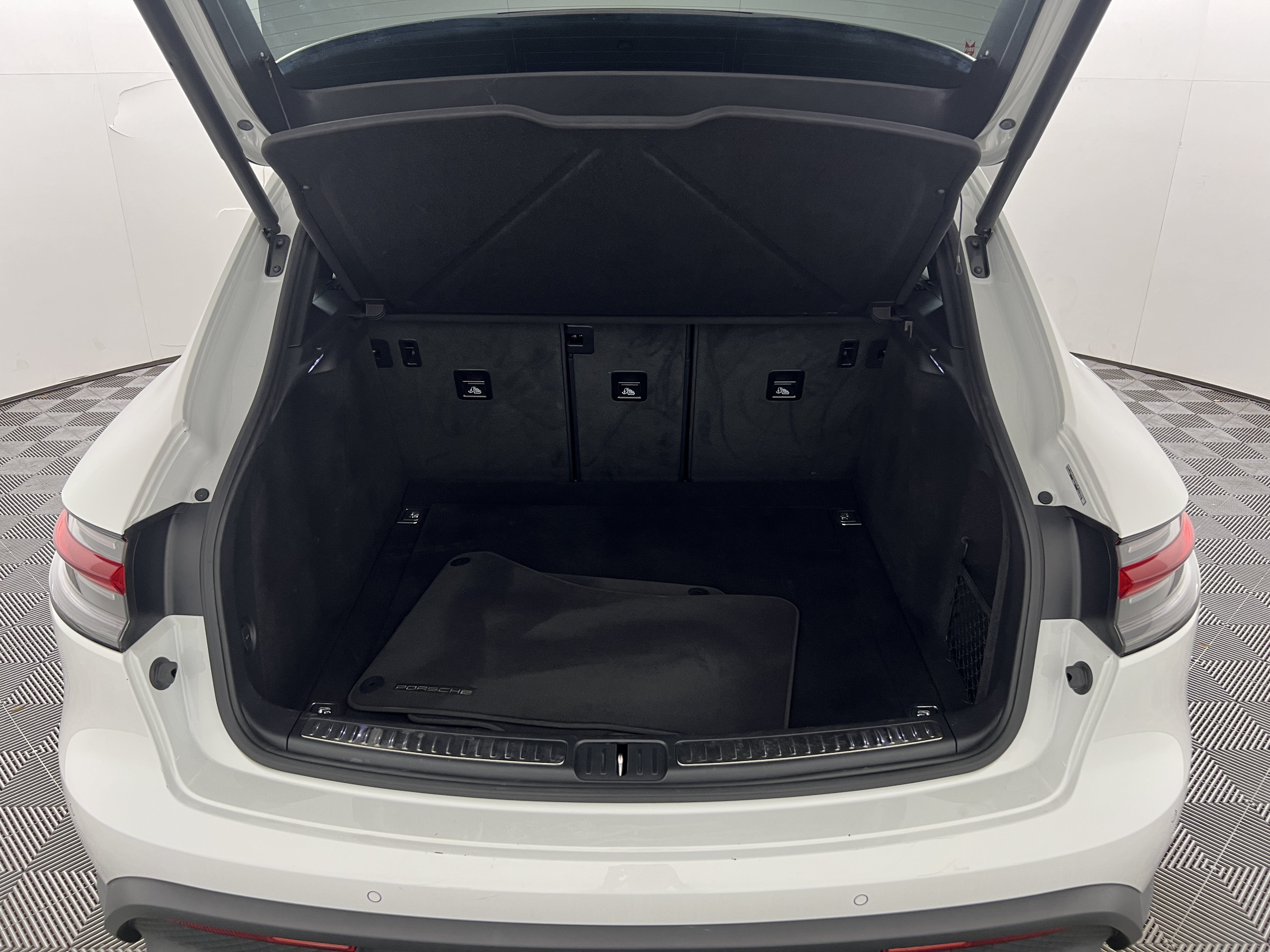 Certified 2024 Porsche Macan AWD/4WD image 21