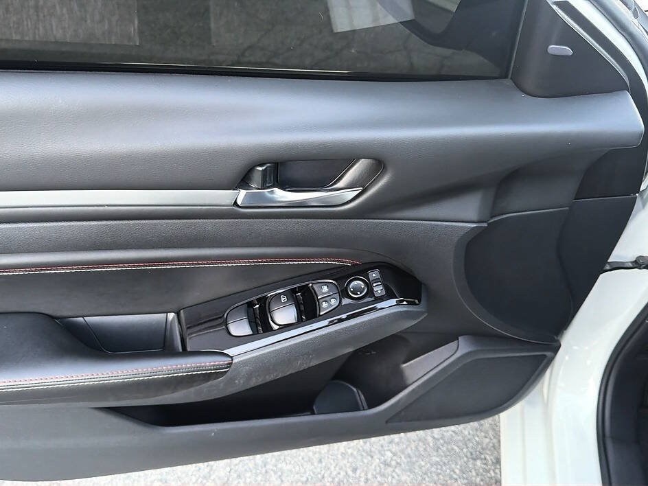 Used 2023 Nissan Altima 2.5 SR w/ SR Premium Package FWD image 4