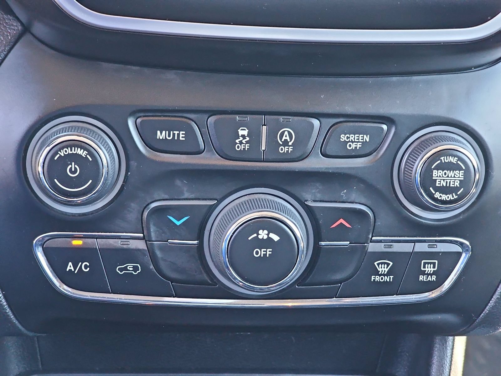Used 2019 Jeep Cherokee Latitude Plus FWD image 25