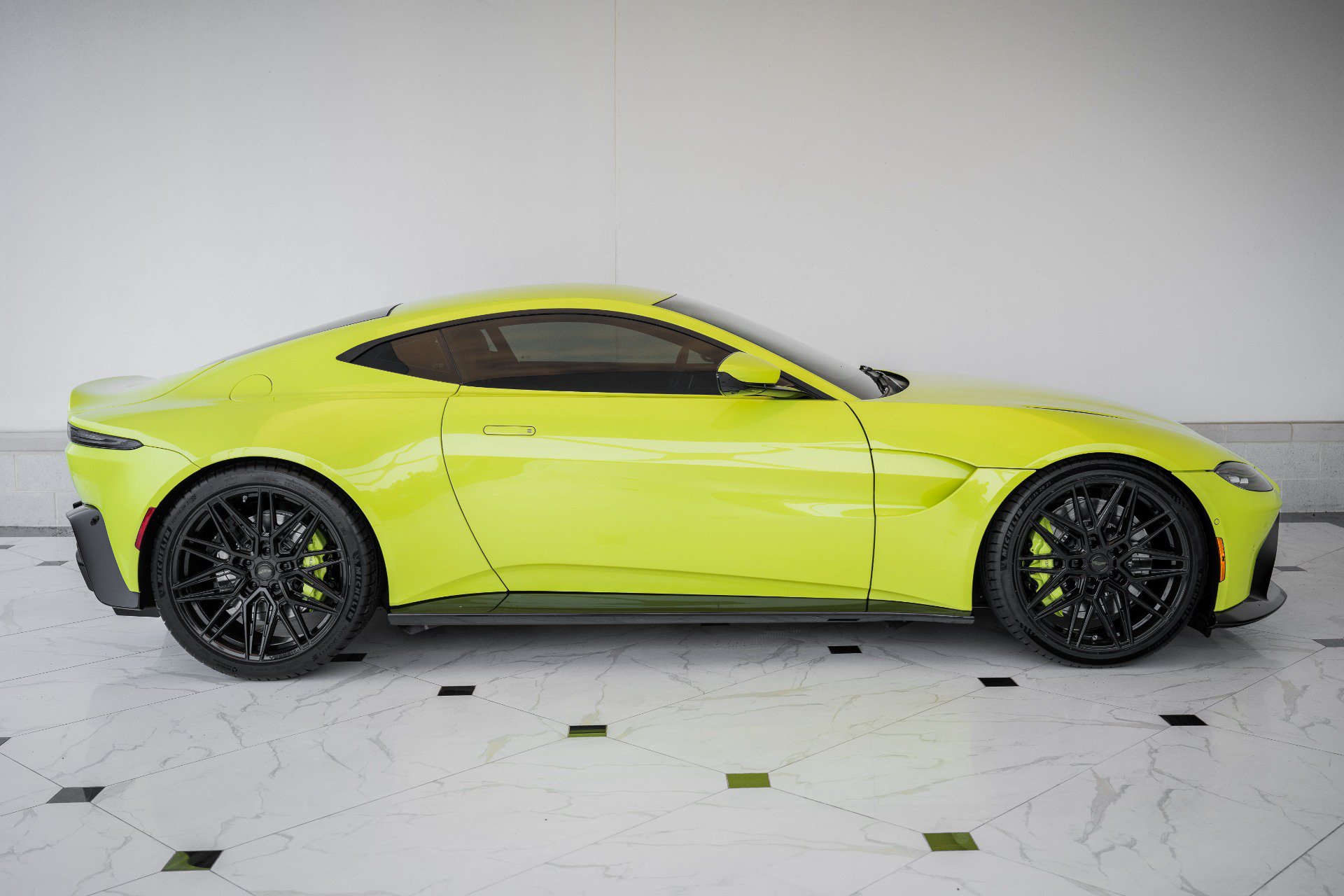 Used 2020 Aston Martin V8 Vantage Coupe RWD image 32