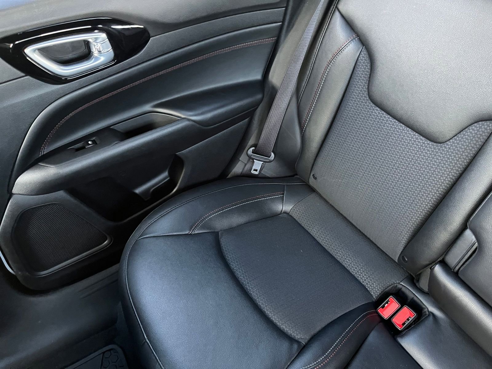 Used 2025 Jeep Compass Trailhawk image 40