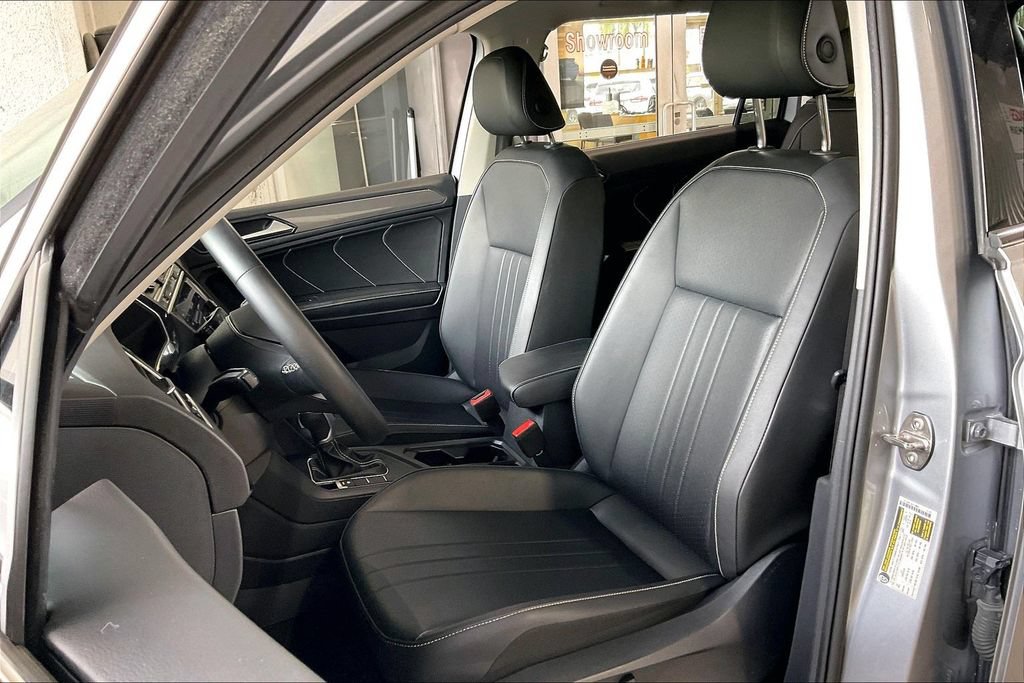Used 2024 Volkswagen Tiguan SE FWD image 3