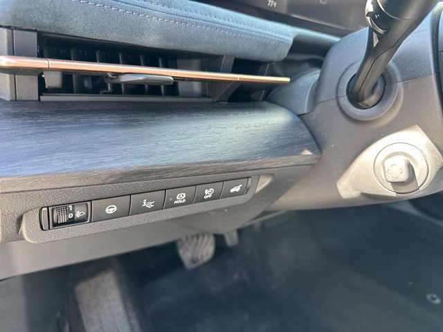 Used 2023 Nissan Ariya AWD/4WD image 17