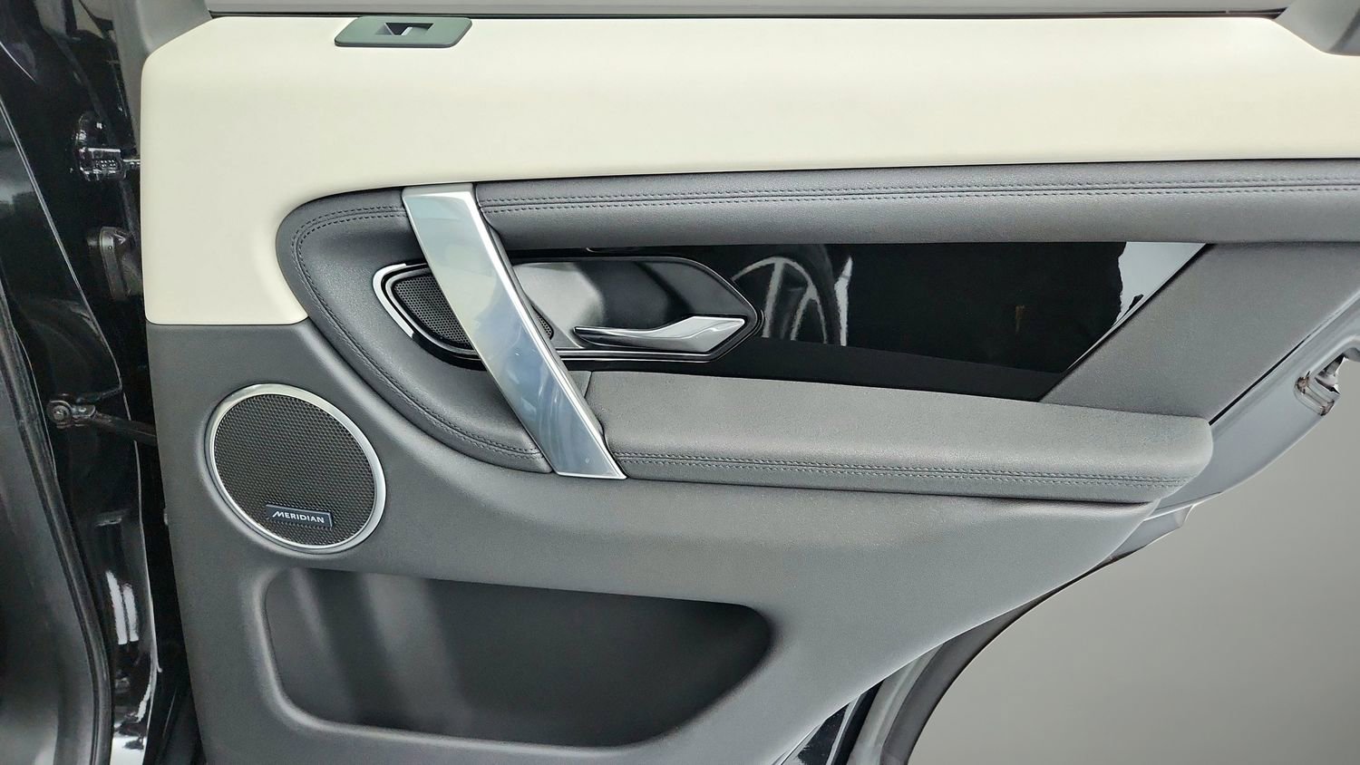 Used 2023 Land Rover Discovery Sport SE image 30