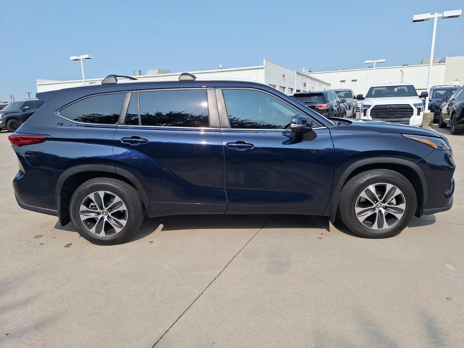 Used 2023 Toyota Highlander XLE FWD image 7