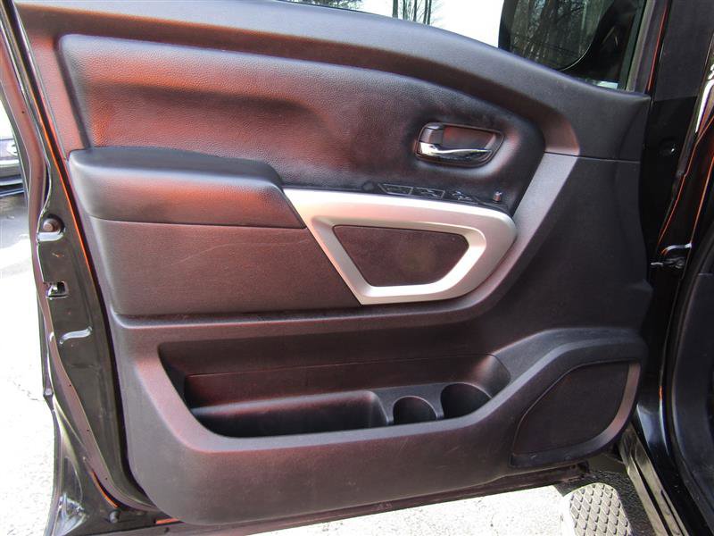 Used 2018 Nissan Titan SV image 9