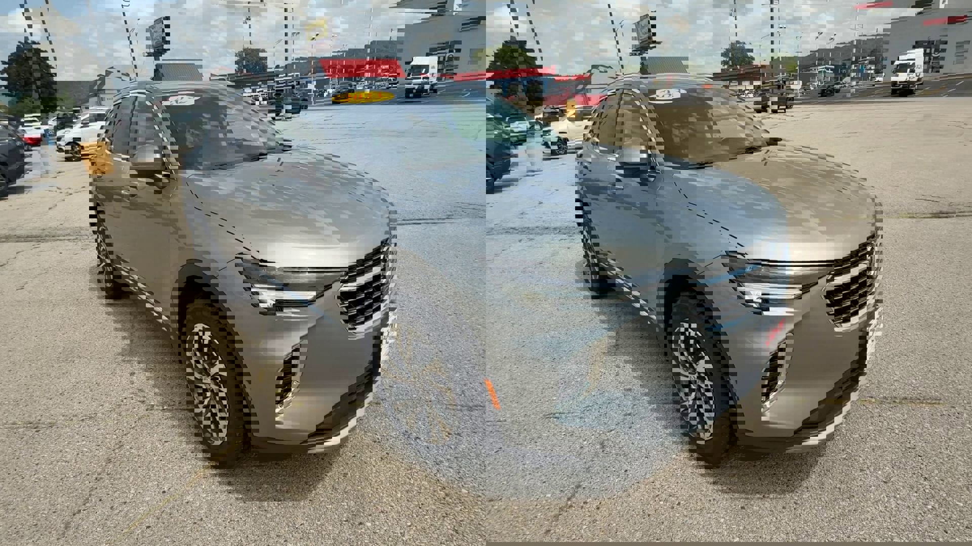 Used 2023 Buick Envision Essence image 2