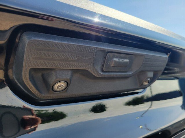 Used 2023 Chevrolet Silverado 1500 High Country w/ Technology Package AWD/4WD image 6