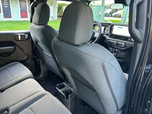 Certified 2025 Jeep Gladiator Sport AWD/4WD image 42