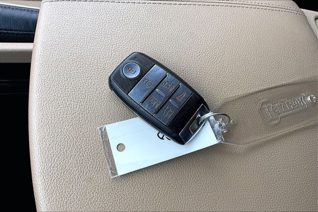 Used 2017 Kia Sedona LX w/ LX Essentials Premium Package FWD image 36