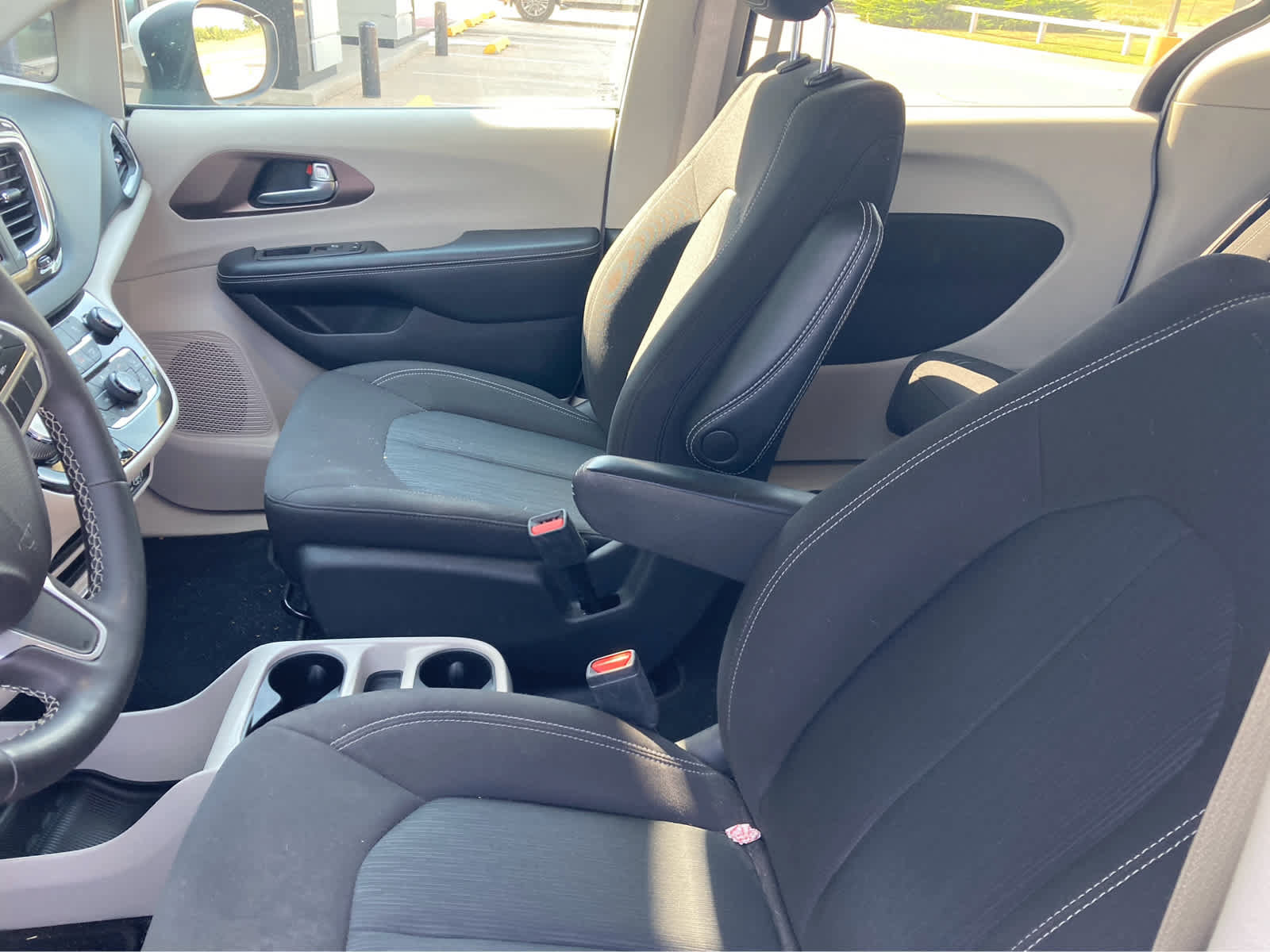 Used 2022 Chrysler Voyager LX FWD image 3