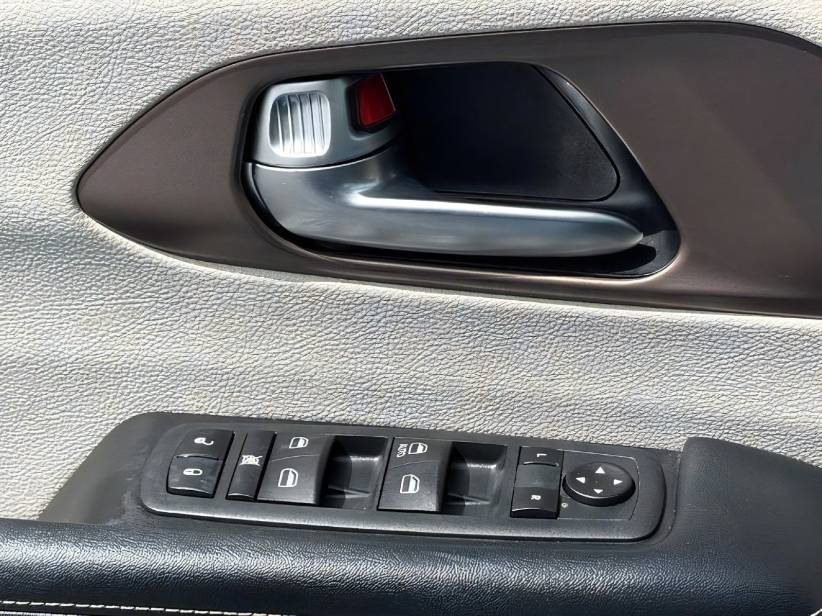 Used 2020 Chrysler Voyager L FWD image 17