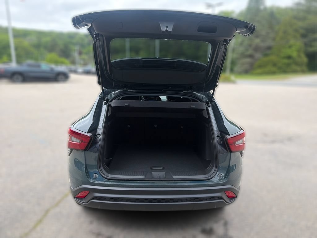 New 2026 Chevrolet Trax LT w/ Midnight Edition FWD image 12