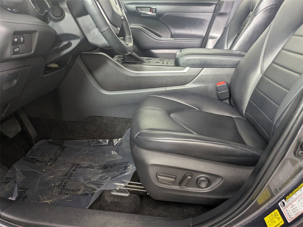 Used 2023 Toyota Highlander XLE image 10