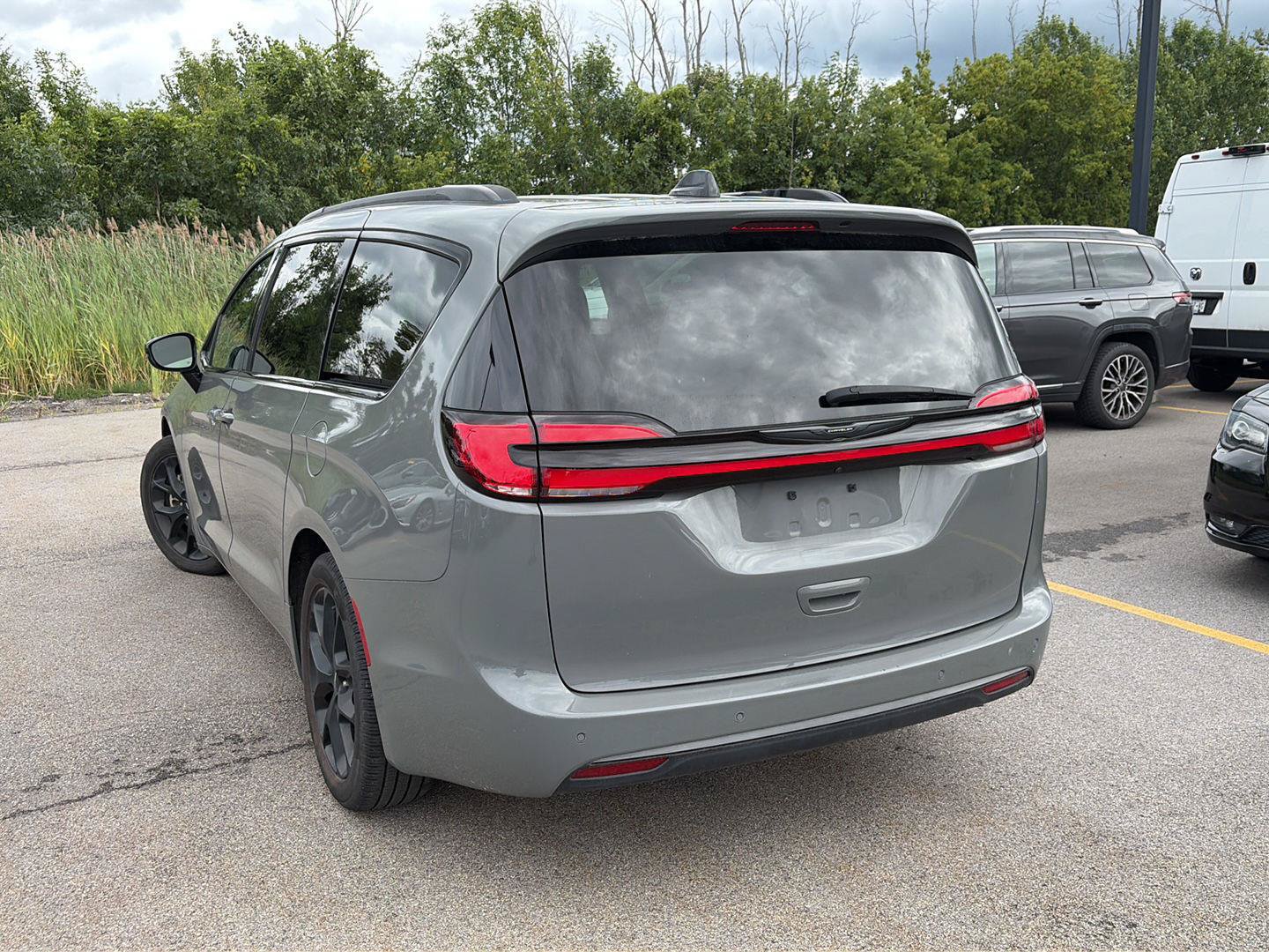 Used 2025 Chrysler Pacifica Limited FWD image 3