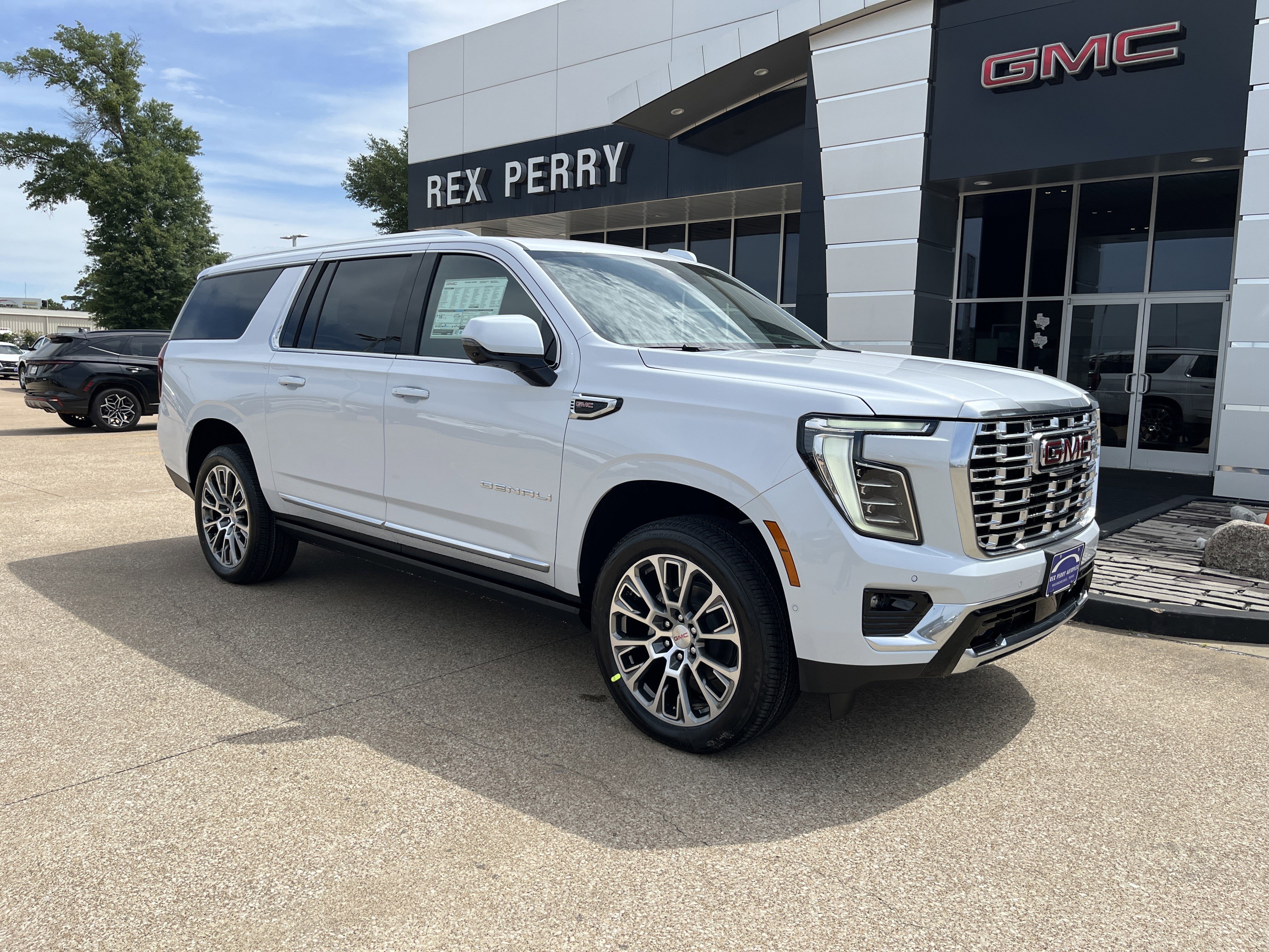 New 2026 GMC Yukon XL Denali w/ Denali Reserve Package AWD/4WD image 2